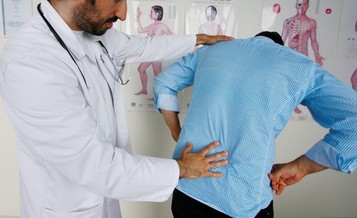 Exame médico por dor lumbar