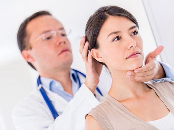 un médico examina a un paciente con osteocondrose cervical